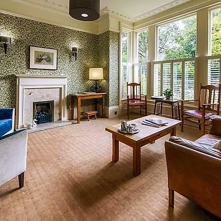 Hotel Ascot House