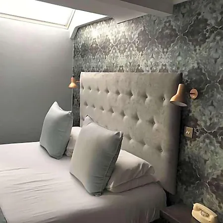 Hotel Ascot House