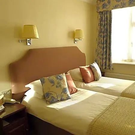 Ascot House 3*